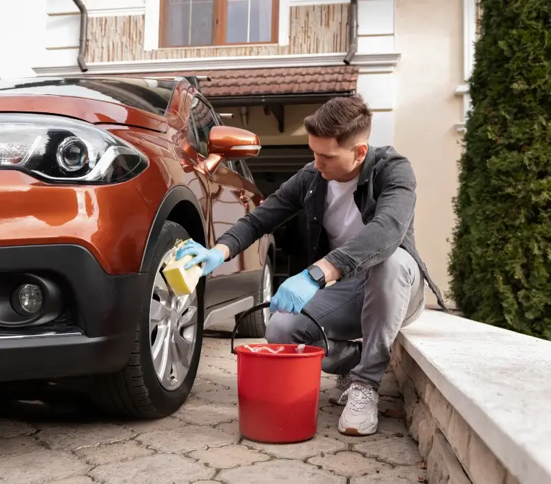 Lavage auto à domicile Pont-Remy : professionnel intervenant sur un véhicule